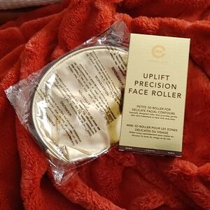 💚Elizabeth Grant face roller and cosmetic bag Nwot